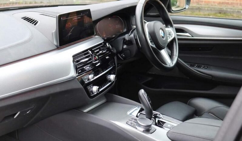 
								BMW 520i M Sport full									